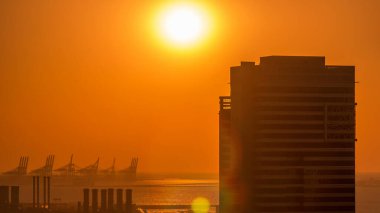 Dubai Marina, Dubai Hava timelapse, Birleşik Arap Emirlikleri renkli gün batımı ile. Yolda trafik ile Jlt üzerinden üstten görünüm