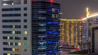 Dubai Yat Limanı gökdelenler hava manzarası gece timelapse. Birden fazla en yüksek kulenin büyük bakış açısı. Üstten görünüm üzerinden Jbr. Birleşik Arap Emirlikleri.