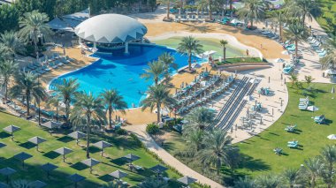 Gökdelen hava manzara Jbr timelapse, Dubai, Birleşik Arap Emirlikleri yüzme havuzlarında üzerinde. Yeşil çim ve avuç içi çevresinde.