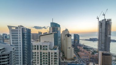 JBR ve Dubai marina gece geçiş timelapse günbatımı hava gün sonra. Modern kuleleri ve gökdelenler, yat ve tekne Körfezi üzerinde yüzen