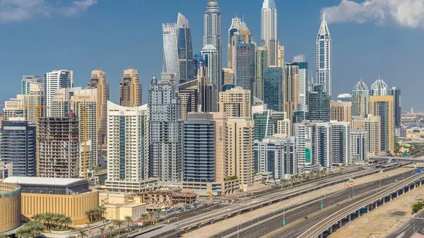 Dubai Yat Limanı gökdelenler hava üstten görünüm Jlt güzel bulutlar içinde Dubai timelapse, Birleşik Arap Emirlikleri ile. Modern kuleleri ve Şeyh zayed yolu üzerinde trafik.