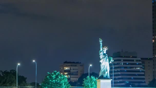 Маленька Статуя Свободи Розташована Біля Вежі Ейфеля Вночі Міст Гренелл — стокове відео
