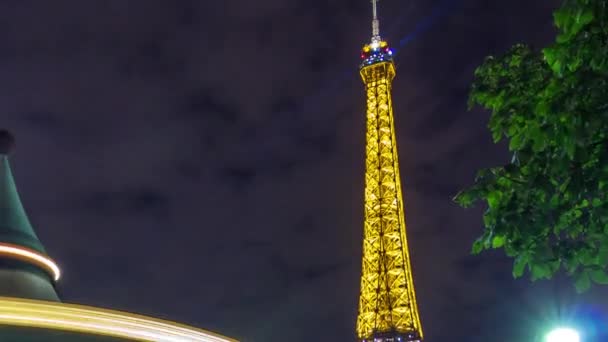 Carrusel Vintage Iluminado Cerca Del Timelapse Nocturno Torre Eiffel París — Vídeos de Stock