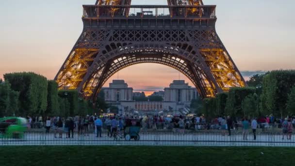 Tour Eiffel Gros Plan Transition Jour Nuit Timelapse Personnes Assises — Video