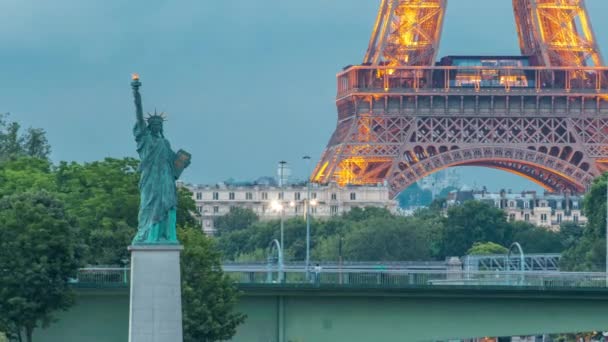 Статуя Свободи Ейфелева Вежа День Ніч Змінюють Темпес Світло Відбивається — стокове відео