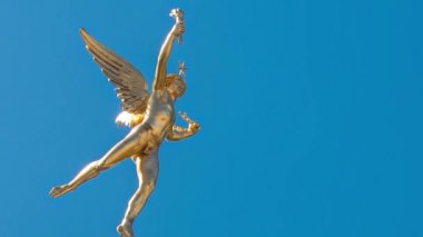 Paris 'teki Place de la Bastille zamanındaki sütun ve heykel. Yazın mavi gökyüzü. Görüntüyü kapat