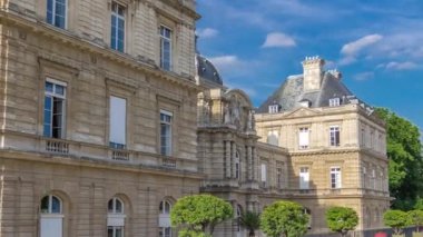 Lüksemburg Sarayı ve Paris 'teki park zaman atlaması, Paris' in en güzel bahçelerinden biri olan Jardin du Lüksemburg. Fransa.