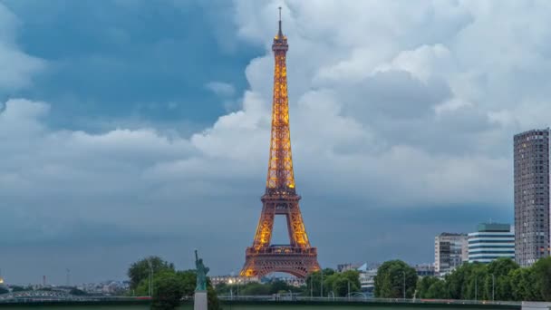Эйфелева Башня Статуя Свободы Отражены Воде День Ночь Переход Timelapse — стоковое видео