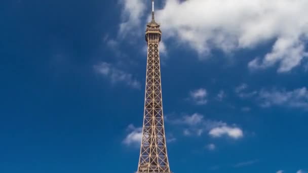 Eiffelova Věž Champs Mars Paříži Hyperlapse Francie Modrá Oblačná Obloha — Stock video