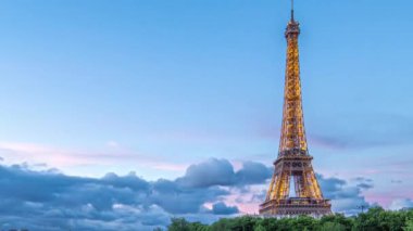 Eyfel Kulesi 'nden geceye geçiş zamanı. Seine Nehri 'ndeki tekne istasyonu ile suya yansıdı. Gün batımından sonra Bir-Hakeim Köprüsü 'nden görüntü. Paris, Fransa