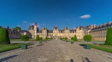 Kraliyet av kalesi Fontainbleau zaman ayarlı hiperhız girişi. İlerliyorum. Fontainebleau Sarayı - Fransa 'nın en büyük kraliyet şatolarından biri, UNESCO Dünya Mirası Bölgesi.