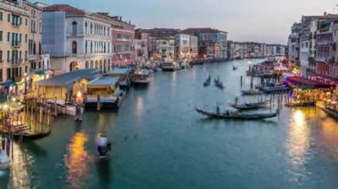Venedik 'te Büyük Kanal, İtalya' da günden geceye geçiş zamanı. Gondol görüntüsü ve Rialto Köprüsü 'nden şehrin ışıkları. Su üzerinde güzel ve romantik bir İtalyan şehri..