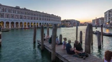 Terk edilmiş Rialto Pazarı 'nın panoramik görüntüsü günden geceye geçiş zamanı günbatımından sonra, San Polo, Venedik, İtalya Büyük Kanal' ın karşısındaki iskeleden seyredildi.