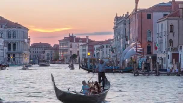 이탈리아 베네치아 리알토 근처에 곤돌라가 석양이지 시간이 바뀌어 여름에 부두에서 — 비디오