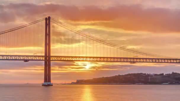 Місто Лісабон Сходження Сонця Квітня Мостом Timelapse Річкою Набережною Ранком — стокове відео