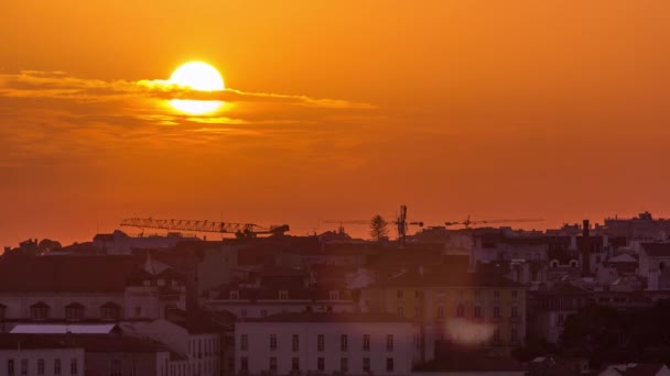 ポルトガルの秋の夜のタイムラプスで赤い屋根とオレンジの空を持つ都市中心部の日没の空中スカイラインのリスボン ソフィア Breyner Andresen視点 — ストック動画
