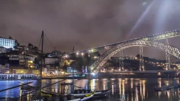 Porto Portugal Gamla Stan Skyline Dourofloden Natten Med Rabelo Båtar — Stockvideo