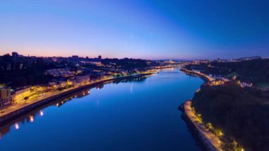 Gündoğumundan önce Douro Nehri 'nin en sembolik bölgesinde gece gündüz hava panoramik görüntüsü. Dünyaca ünlü Porto şarabı üretim bölgesi..