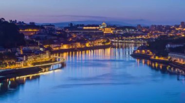 Gündoğumundan önce Douro Nehri 'nin en sembolik bölgesinde gece gündüz değişen hava manzarası. Dünyaca ünlü Porto şarabı üretim bölgesi..