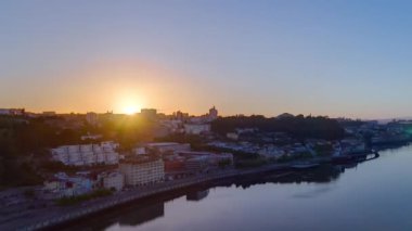 Douro Nehri panoramik zaman diliminin en simgesel bölgesinde gün doğumu. Dünyaca ünlü Porto şarabı üretim bölgesi..