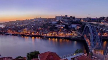 Panorama eski şehir Porto River Arrabida bridge gün gece geçiş, Oporto, Portekiz için günbatımı timelapse sonra tekne taşıma bağlantı noktası ile Duoro