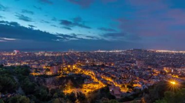 Barcelona Açılış: Spains Catalonian Jewel 'in Gündüz Zamanlaması Panoraması. Carmel 'in sığınaklarından, Hava Üst Manzarası Şehir Işıklarını Yakalıyor Şafak Gökyüzünü Hafifçe Renklendirirken