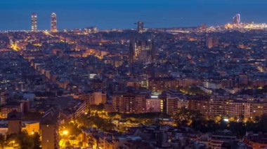 Barcelona Uyanışı: İspanya 'nın Gündüz Zamanlama Panoraması Canlı Şehir Manzarası. Carmel 'in Bunkers of Carmel' inden, Aerial Top View Frames Sagrada Familia Katedrali 'nden, Şehir Işıkları azar azar azalıyor.