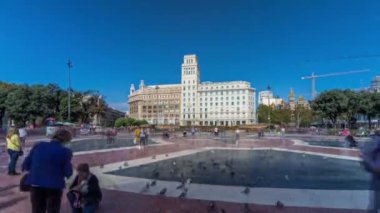 Placa de Catalunya, Barcelonas Merkez Meydanı 'nda zaman aşımı. İnsanlarla Dinamik Sahne, Merkezi Çeşme ve Şehir Yaşamına Hayat Arkaplanı Olarak Hizmet Veren Bir Çiçek Yatağı