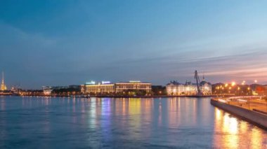 Günbegün Nakhimov Donanma Okulu ve St. Petersburg Liteyniy Köprüsü 'nden seyredilen Peter ve Paul Kalesi sergileniyor. Nevas 'ın sularına yansıyan Auroras' ın yokluğu, gösteriye katkı sağlıyor.