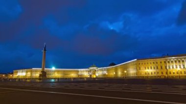 Geceyle Gündüz Geçişi Hiperlapesi: Alexander Sütunu 'nu Palace Square, St. Petersburg, Rusya' da aydınlattı. Saint Petersburgs Tarih Merkezi 'nin Dönüşümlü Güzelliğini Yakalamak