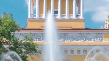 St. Petersburg 'da Sunny Summer Day' de Deniz Kuvvetleri Ana Girişi Zaman Kaynağı. İnsanlar Çeşmenin Çevresinde Yürüyor