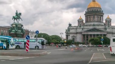 Saint Isaacs Katedrali ve İmparator I. Nicholas Anıt Zamanı Rusya, St. Petersburg 'da. Yağmurdan Önce Bulutlu Gökyüzü Etkileyici Görünüm