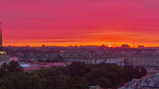 从圣伊萨克大教堂的柱廊到圣彼得堡的历史中心 日出日落 下着雨 海军基地大楼 皇宫广场 彼得和保罗要塞耸立在远处 — 图库视频影像