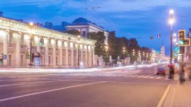 Nevsky Prospekt Bulvarı 'ndaki gece trafiği St. Petersburg Timelapse' da. Gün doğmadan önce Dinamik Hareket ve Yoğun Yol Sahnesi