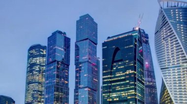 Günden Geceye Geçiş Süresi: Moskova Uluslararası İş Merkezi 'nin gökdelenleri ve Moskova Nehri üzerinde yansıyan ışıklar. Moskova, Rusya