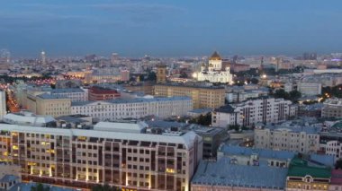 Binanın panoramik görüntüsü Moskova 'nın merkezinden gece gündüz New Arbat, Rusya' dan geçiş zamanı. Gün batımından sonra yukarıdan hava görüntüsü