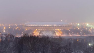 Gündüzden Geceye Geçiş Süresi: Sparrow Hills 'ten Moskova Şehri, Rusya' nın Panoramik Manzarası. Gün batımından sonra stadyuma hava görüntüsü