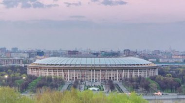 Moskova City, Rusya 'nın panoramik manzarası, gün batımından sonra Sparrow Hills' ten gece geçiş zamanına kadar. Luzhniki Stadyumu ve nehir üzerindeki köprü