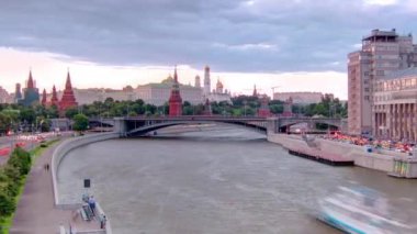 Patriksel Köprü Patriarshy Köprüsü 'nden Moskova Kremlin' e ve Büyük Taş 'a ya da Bolşoy Kamenny Köprüsü' ne olan hava görüntüsü.