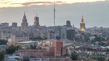 Ostankino TV kulesi ve Stalin gökdelenleri tren istasyonu yakınlarındaydı. Moskova, Rusya 'da yaz aylarında gökyüzü manzaralı konut binaları ve çatılar