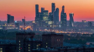 Şehirden geceye geçiş zamanları, konut binaları, park alanları, uzaktaki Moskova gökdelenleri, güneş doğmadan önceki sabah sisi. Leninskiy Bulvarı 'nın çatısından hava manzarası