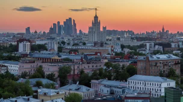 摩天大楼从天而降 从天而降 从克里姆林宫的塔楼和教堂 到俄罗斯莫斯科夜晚空中全景的钟楼 从天而降 日落橙色的天空 — 图库视频影像
