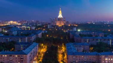 Moskova Devlet Üniversitesi 'nden gece gündüz geçiş zamanı çatıdan gün doğumundan önceki hava görüntüsü. Rusya 'nın başkenti Moskova' nın ünlü simgesidir. Sabah sisi