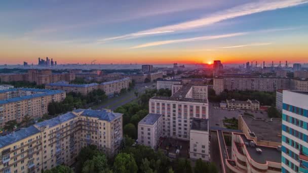 列宁斯基大街上的住宅建筑 斯大林摩天大楼和城市全景 日出时分在俄罗斯莫斯科 路上的交通 天台鸟瞰 — 图库视频影像