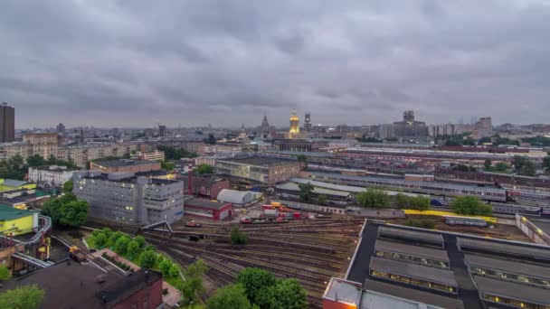 在俄罗斯莫斯科的Komsomolskaya广场 三座火车站的夜景从早到晚都在变化 从天台俯瞰空中全景 轨道上的火车 斯大林摩天大楼 — 图库视频影像