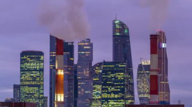 Moskova 'daki gökdelenlerin kış aylarında bacalardan dumanlar yükselirken günden geceye geçiş zamanları. Günbatımından sonra Moskova 'daki Uluslararası İş Merkezi ve ticari bölgenin en iyi manzarası