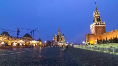 Moskova 'daki Kızıl Meydan' ın gündüz-gece geçişi sırasında çekilmiş zaman çizelgesi. Moskova Kremlin ikonik Spasskaya Kulesi ve St. Katedrali ile Fesleğenler aydınlatılıyor, çarpıcı bir sahne yaratıyorlar..
