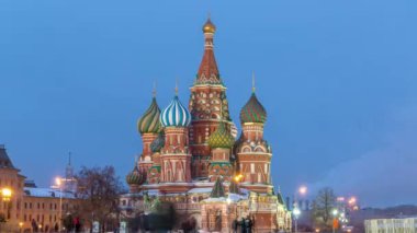 Rusya 'nın Moskova' daki Kızıl Meydan 'da kıştan geceye geçişi St. St. Katedrali' nin aydınlatılmasıyla kaydedilen zaman çizelgesi Basil.