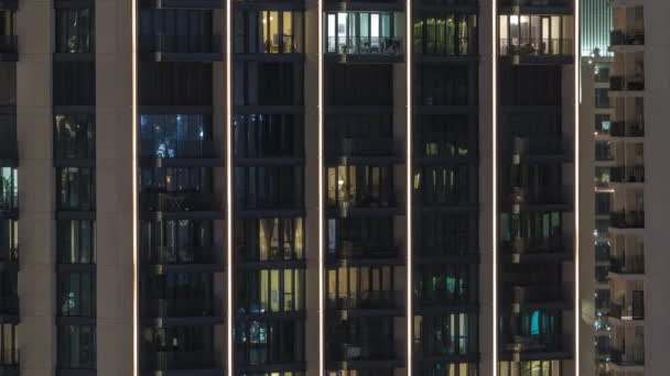 Високі Блоки Квартир Сяючими Вікнами Розташовані Житловому Районі Міста Повітряним — стокове відео