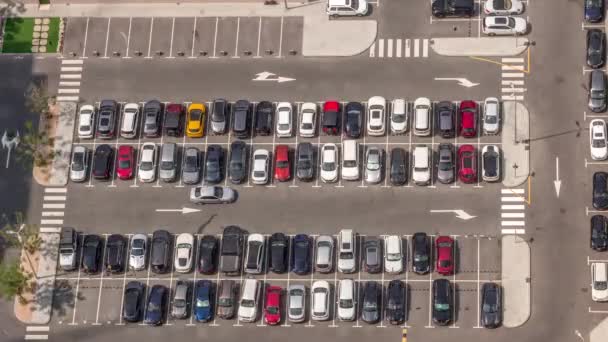 许多五彩斑斓的汽车停放在停车场上的空中景观 在漫长的阴影快速移动的情况下 整天都有线条和标记标明地点和方向 迪拜金融区大道 — 图库视频影像